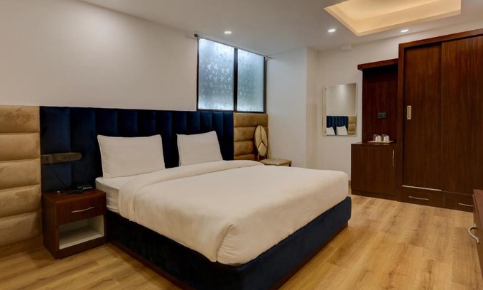 Kalkaji Hotel | FabHotel Golden Dream