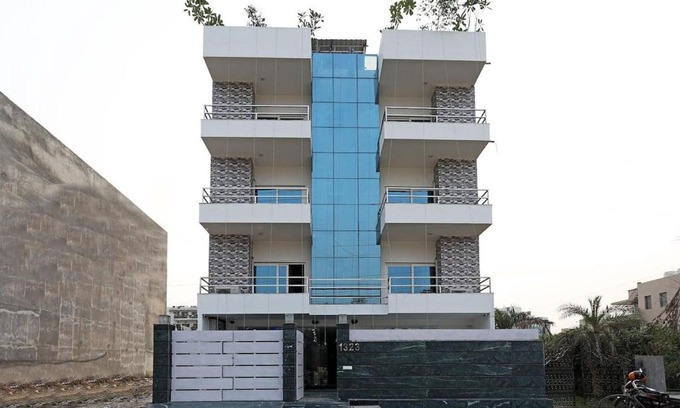 Sector 31 Hotel | FabHotel Golden Leaf