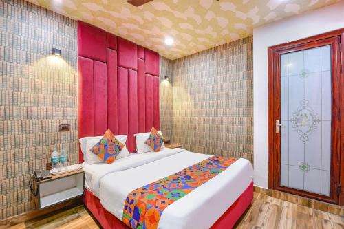 Delhi Hotel | FabHotel Jeet Stays - Near Dilshad Garden Metro Station
