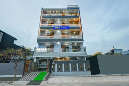 Noida Hotel | FabHotel La Corporate Suite