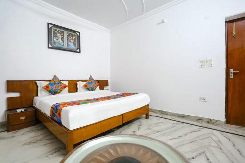 Dwarka Hotel | FabHotel Premium Rooms - Nr Yashobhoomi Convention Centre