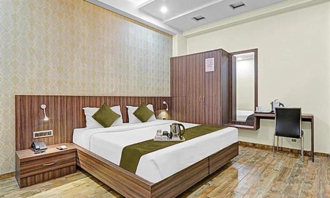 Gomti Nagar Hotel | FabHotel Sam Inn