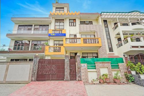 Noida Hotel | FabHotel The Everest 43