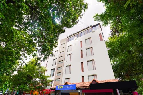 Banjara Hills Hotel | FabHotel WR Grand- Nr Citi Neuro Centre- Banjara Hills