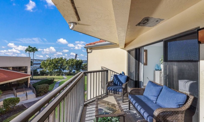 Bradenton Apartment | Fabulous 2 bedroom/2 bathroom Condo on the Manatee River