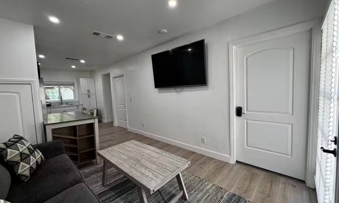Porter Ranch House | Fabulous 2-bedroom house in Los Angeles