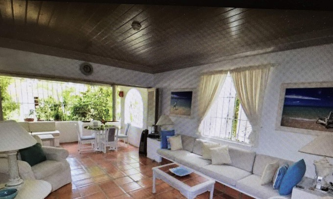Gibbs Bay Villa | Fabulous 2 bedroom villa with pool and 5 min walk to Mullins Beach