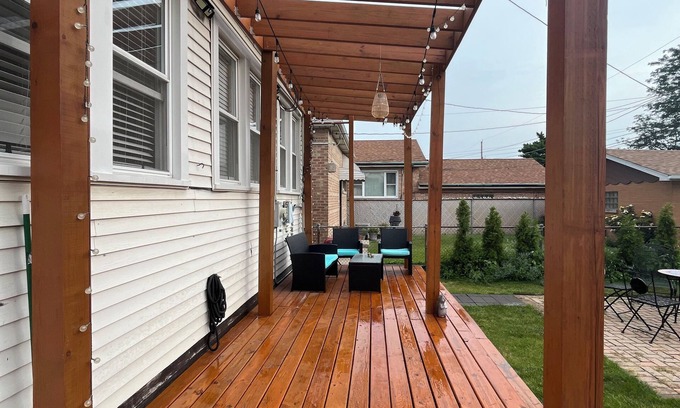 West Lawn Apartment | Fabulous 3-bedroom apartment with AC in Chicago close midway airport