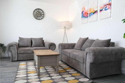 Bedford House | Fabulous 3 Bedroom Home with Parking in Bedford