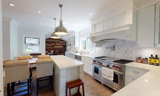 Oakridge House | Fabulous 4300 Sq Ft 5 Bed + Den