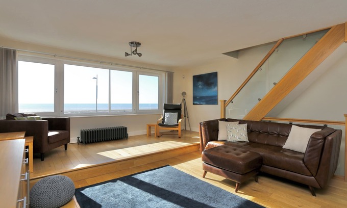 Thornton-Cleveleys House | Fabulous beachfront 3 bed house with parking
