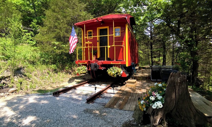 Eureka Springs Cabin | Fabulous Caboose Cabin in charming Eureka Springs