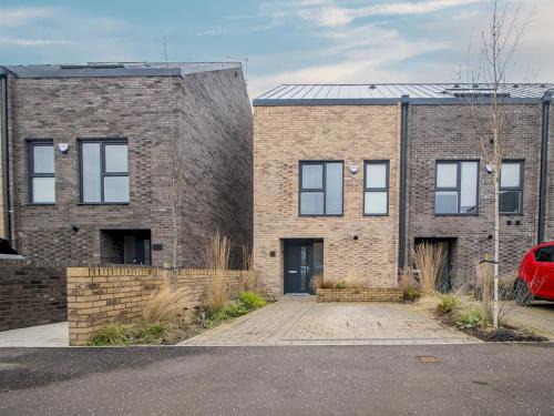 Glasgow House | Fabulous Festival Park Home Private Parking Garden Pass the Keys