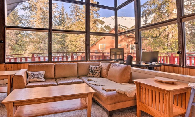 Alyeska Ski Chalet | Fabulous Girdwood Chalet Walk to Slopes with Hot Tub, Sauna, Wifi