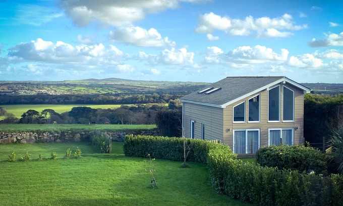 St Ives House | Fabulous hideaway - The Studio, with amazing views, close to St Ives