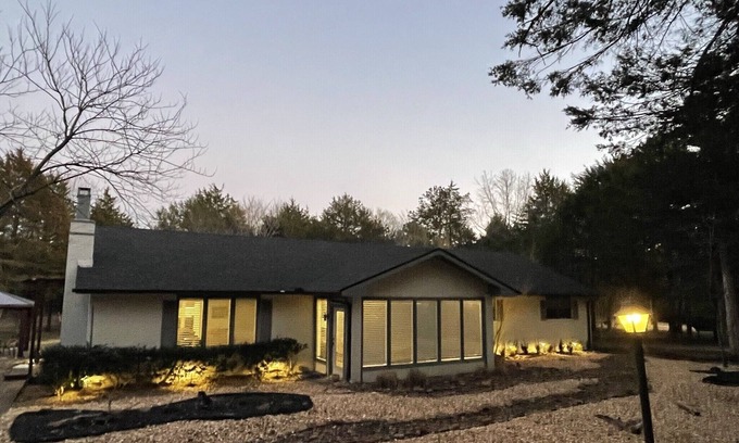 Rogers House | Fabulous Lake Front Home(Flat walk to water) For Your Enjoyment Of Beaver Lake!