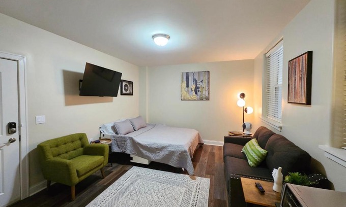Champaign Apartment | Fabulous Stay at the Historic Inman
