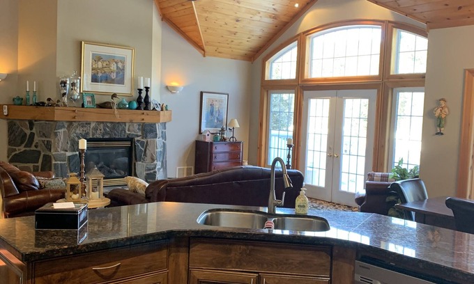 Bracebridge Cottage | Fabulous Waterfront Property in Muskoka