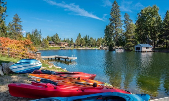 Sagle House | Fabulous Waterfront Home for Families and Friends, Pet Friendly
