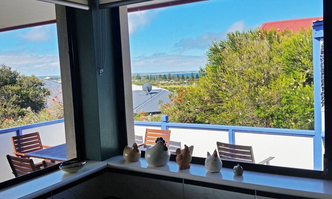 West Beach House | FABULOUS WEST BEACH ESPERANCE HOME WITH VIEWS. PET FRIENDLY.