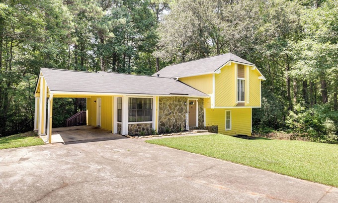 Fairburn House | Fairburn Home w/2 Decks, Grill & Outdoor Dining!