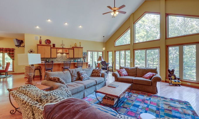 Fairfield Bay House | Fairfield Bay Retreat w/Fireplaces & Lake Access