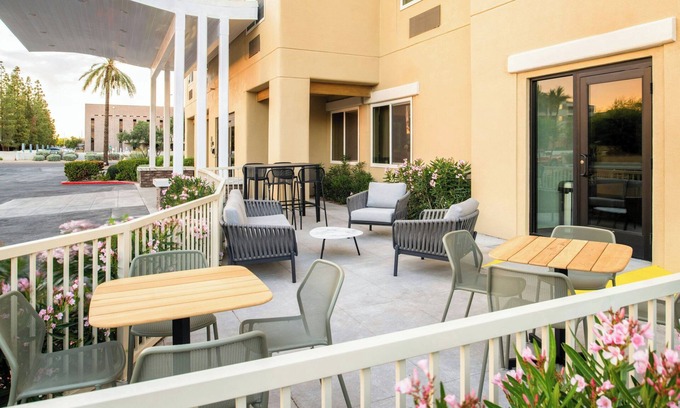 Scottsdale Osborn Plaza Apartment | Fairfield Inn & Suites by Marriott Scottsdale Old Town