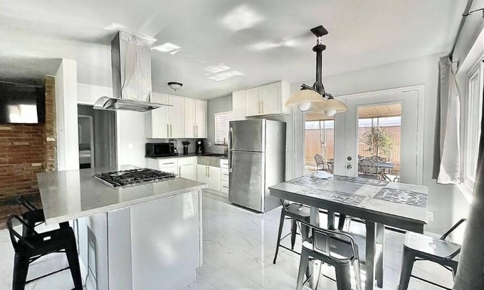 Jurupa Valley House | FAIRHAVEN Home: Country Living★King Bed★Laundry★AC