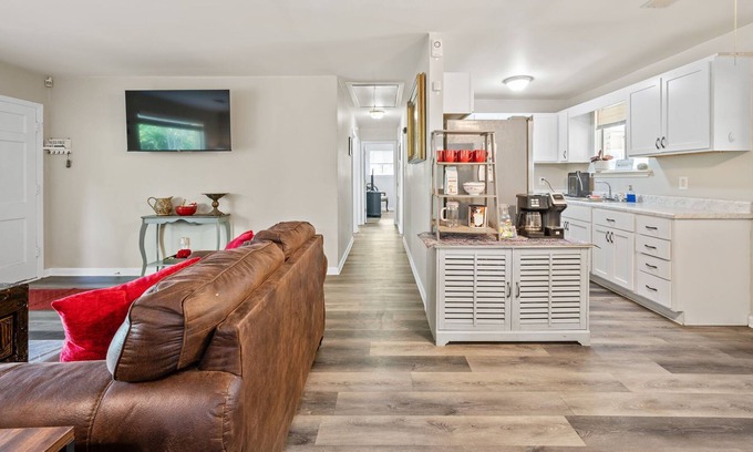 Fairhope House | Fairhope Fav! Huge Yard + Patio, Fire Pit, Free Streaming + Wifi, 40min to Beach