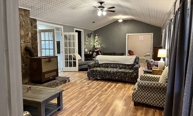 Pelsor House | Fairview House! Minutes from Hiking, ATV trails, floating and so many much more!