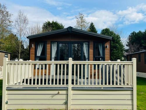 Allerthorpe House | Fairview Lodge with Hot Tub