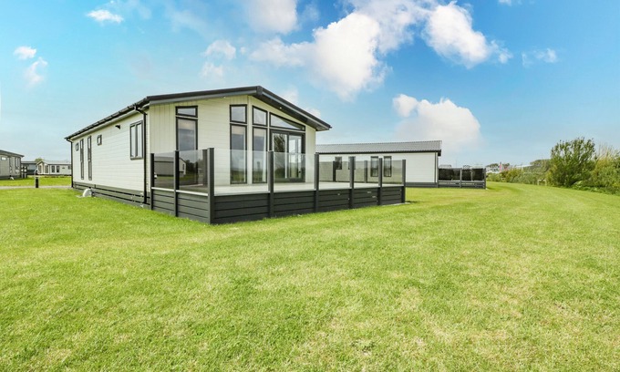 Burnham-on-Sea Cottage | FAIRWAY VIEW 24, pet friendly, country holiday cottage in Brean