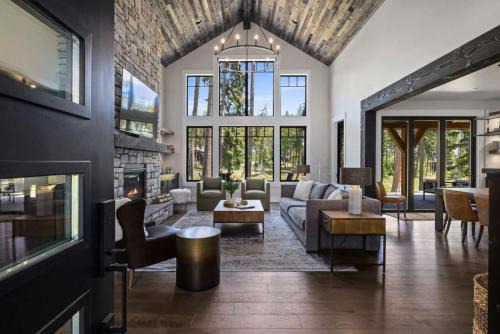 Cle Elum House | Fairway View with HotTub BBQ EV Firepit Chefs Kit