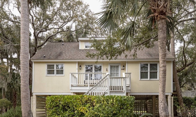 Tarpon Pond Cottage | Fairway Views! Great location! Bike to Beach/Pools/Golf! Amenity Cards!
