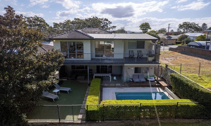 Shelly Beach House | FAIRWAYS- 6 ROOMS -looking over Shelly Beach Golf course, PLUNGE POOL, Sleeps 12