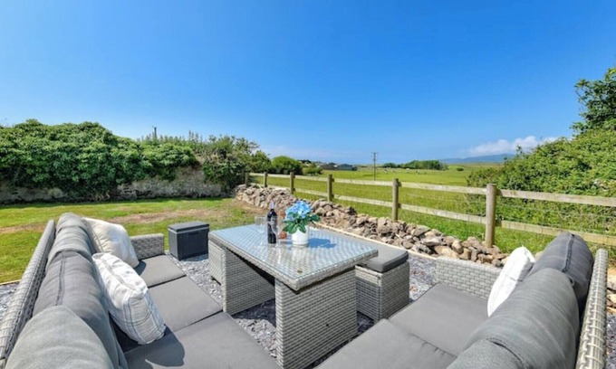 Llanengan Cottage | Fairy tale cottage, close to pub & beach with large enclosed garden & parking