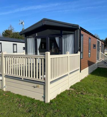 Allerthorpe House | Falconers Lodge with Hot Tub