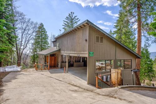 Yosemite West House | Falcons Nest (Downstairs)