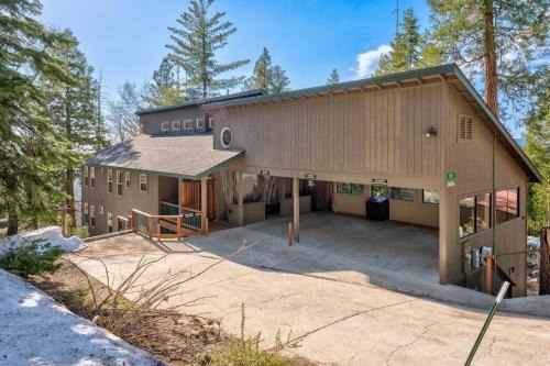 Yosemite West House | Falcons Nest (Upstairs)