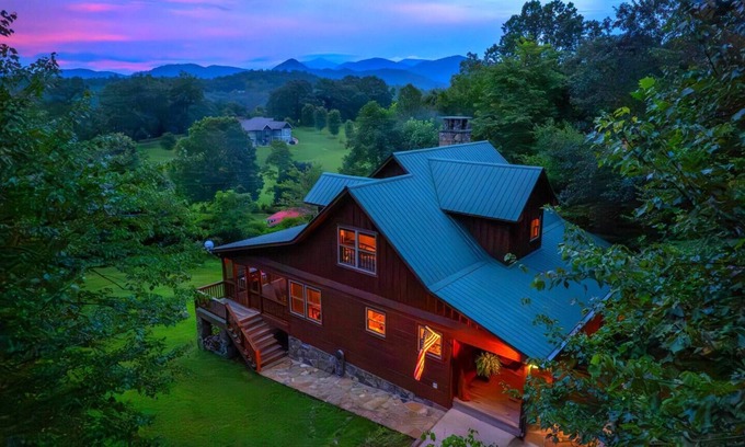 Sylva Cabin | 🌟Fall 25% Off New Hot Tub WCU 3 mi Sylva 5 mi Fire Pit Mtn Views Lg Screened Porch Swings Families Couples Smokeys Nat'l Park 23mi 🌟