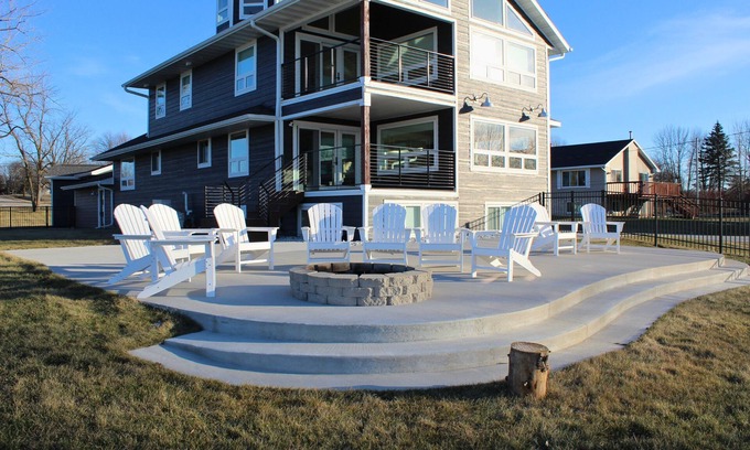 Green Bay House | Fall Bayfront Luxury | Kayaks + Near Lambeau Field