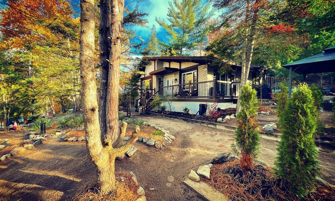 Tiny House | Fall Escape - dazzling colours & stunning beach