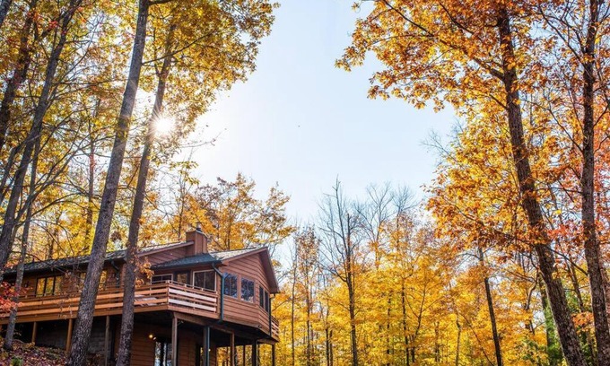Hayward Ski Chalet | Fall Getaway Resort-3 KING suites, Dog-Friendly