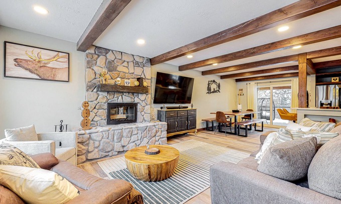 North Park City Ski Chalet | Fall in PC, Hot Tub, Dog Friendly, Arcade Games, Huge Covered Deck, Grass Yard