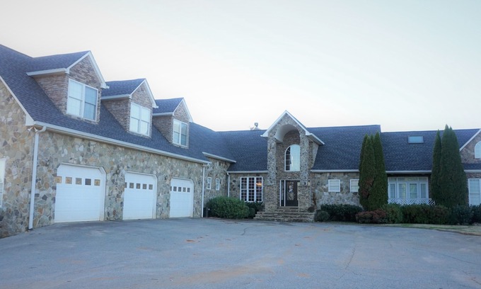 Dahlonega House | FALL SPECIALS… nPrivate Lakeside Estate on 40 acres w/Million Dollar View