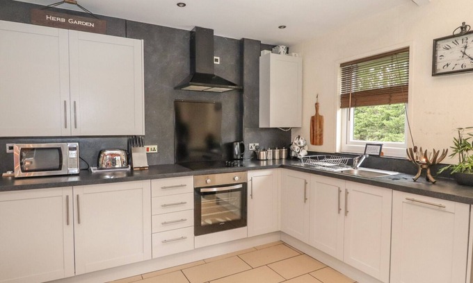 Saint Asaph Cottage | FALLOWS, pet friendly, with hot tub in St Asaph