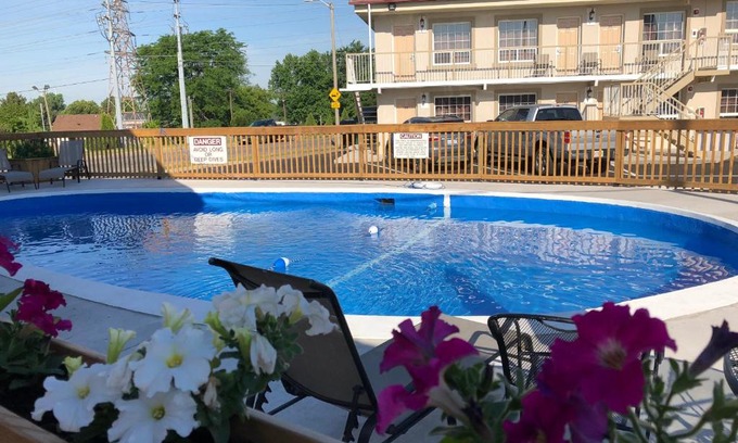 Niagara Falls Hotel | Falls Lodge by the Falls (Formerly Knights Inn)