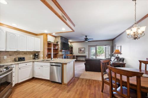 White Oak Lodge House | Fam Friendly - 2BR Condo - POOL Fitness Ctr MORE