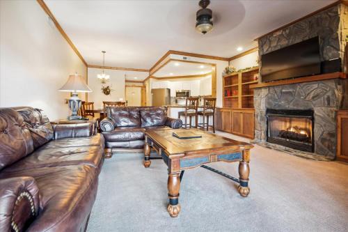 White Oak Lodge House | Fam Friendly - 2BR Condo - POOL Fitness Ctr