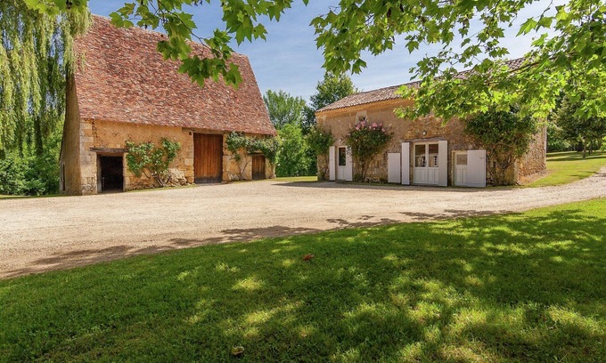 Saint-Georges-de-Montclard Villa | Family Mansion with Pool
